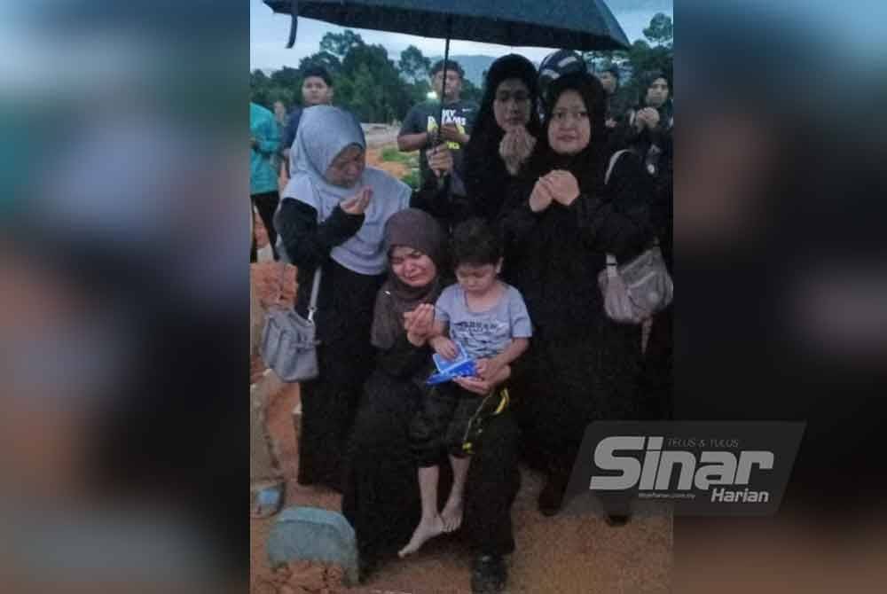  Suasana pilu menyelubungi sekitar pengebumian Allahyarham Zayn Rayyan Abdul Matiin di Tanah Perkuburan Islam Seksyen 9, Kota Damansara, di sini pada Khamis.