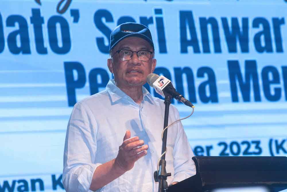 Anwar menyampaikan ucapan pada Majlis Ramah Mesra Bersama Perdana Menteri di Dewan Konvensyen Ujana Kewangan Labuan hari ini. - Foto Bernama