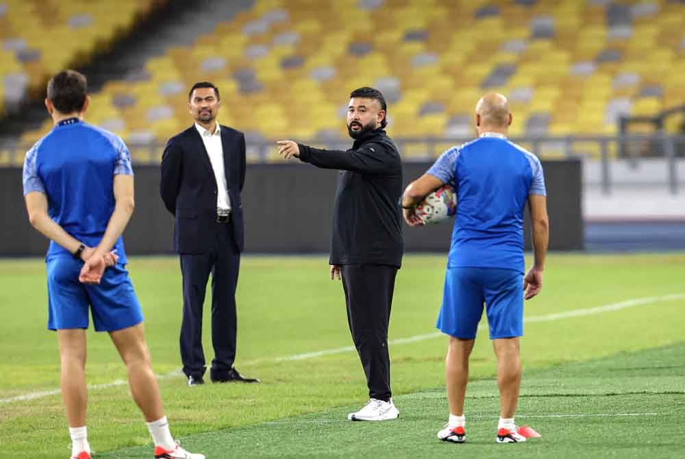 Tunku Ismail (tiga dari kiri) berkenan meninjau keadaan padang dan sesi latihan rasmi JDT menjelang Piala Malaysia 2023 akhir malam esok di Stadium Nasional Bukit Jalil malam ini. - Foto Bernama