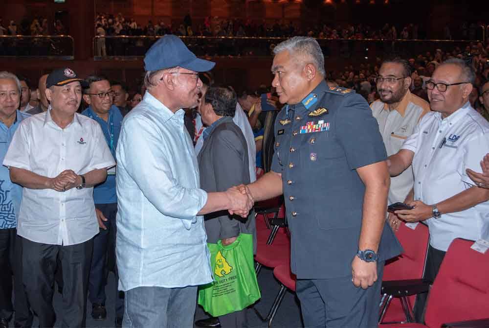 Anwar (tengah) bersalaman bersama kakitangan awam yang hadir pada Majlis Ramah Mesra Bersama Perdana Menteri di Dewan Konvensyen Ujana Kewangan Labuan hari ini. - Foto Bernama