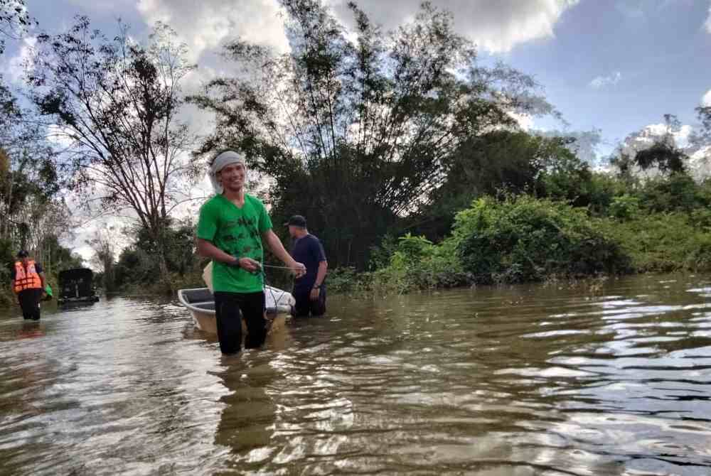 Mohd Faizul menggunakan bot milik anak saudaranya untuk menarik makanan kambing.