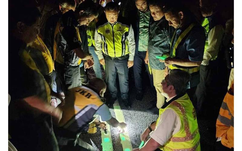 KKR melaksanakan inovasi meningkatkan keselamatan para pengguna jalan raya dengan memperkenalkan teknologi glow in the dark yang pertama di Malaysia.