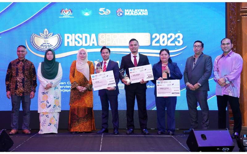 Datuk Seri Dr Noraini Ahmad (tiga dari kiri) bergambar bersama pemenang pada Majlis Perasmian Penutup RGBC 2023.