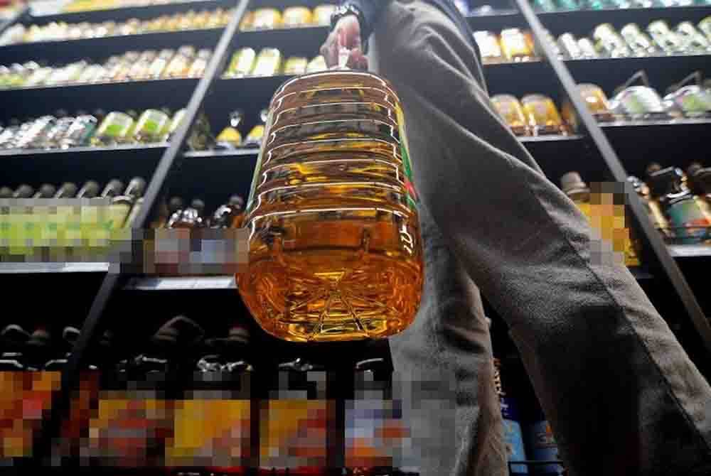 Harga minyak masak tulen dalam botol dikekalkan bagi membantu rakyat meringankan beban kos sara hidup dan menangani isu kenaikan harga. - Gambar hiasan