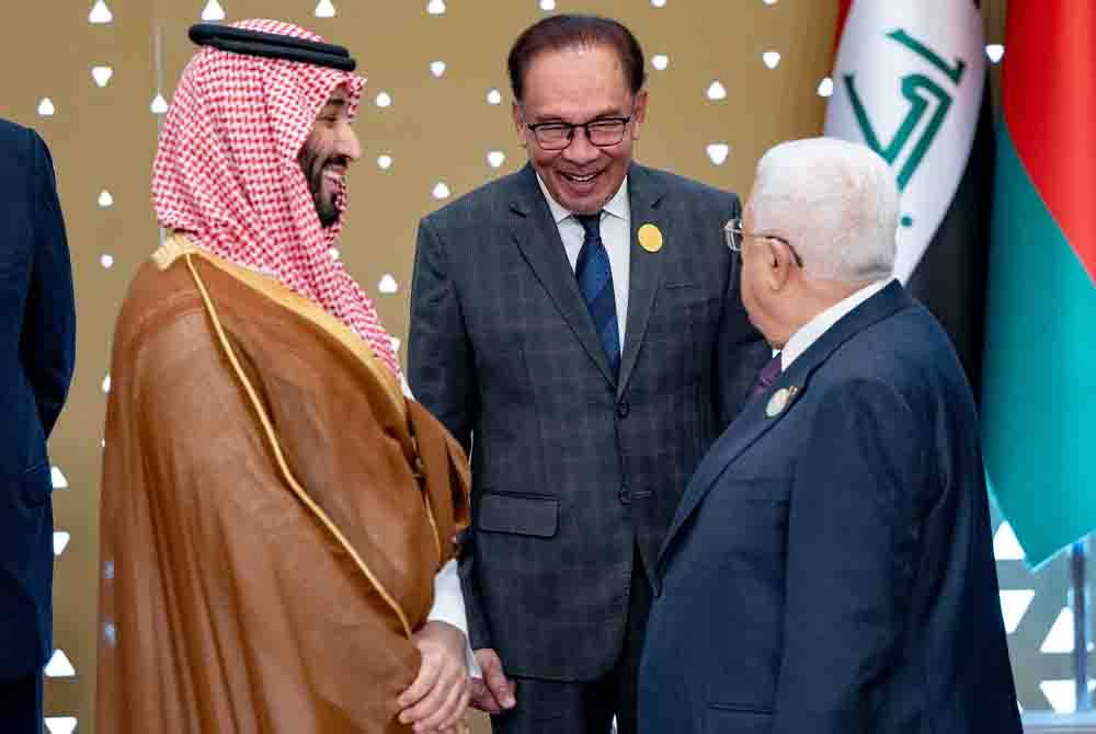 Anwar beramah mesra bersama Putera Mahkota Arab Saudi Mohammed Bin Salman (kiri) dan Presiden Palestin Mahmoud Abbas (kanan) pada Sidang Media Kemuncak Tergempar Pertubuhan Kerjasama Islam (OIC) kali Kelapan di Riyadh Arab Saudi baru-baru ini. - Foto Fail Bernama