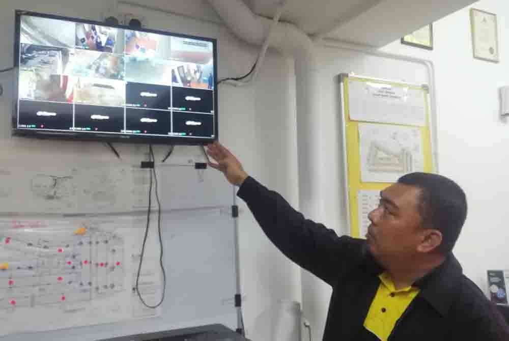 Nor Haizam menunjukkan rakamam CCTV milik JMB di kawasan tersebut.