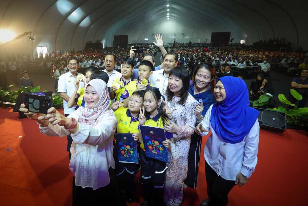 Fadhlina berswafoto bersama para pelajar dan warga pendidikan ketika hadir pada Program Santai Bersama Menteri Pendidikan sempena Program Setahun Bersama Kerajaan Madani di pekarangan Stadium Nasional Bukit Jalil pada Jumaat.