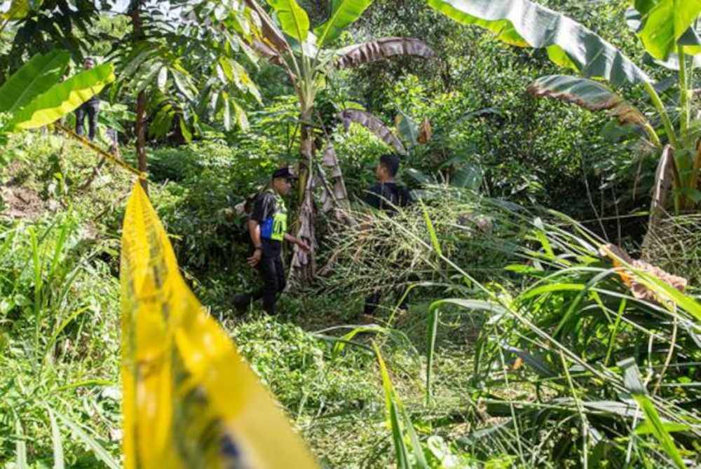 Beberapa pegawai dan anggota polis bagaimanapun dilihat keluar dan masuk ke kawasan berkenaan untuk melaksanakan tugas mereka. - Foto Awani