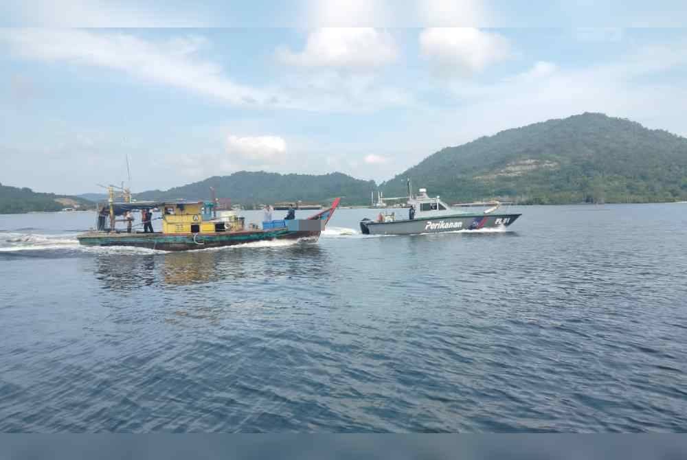 Dua bot nelayan tempatan disita selepas dikesan menjalankan aktiviti tunda haram di Bagan Datuk. - Foto Jabatan Perikanan