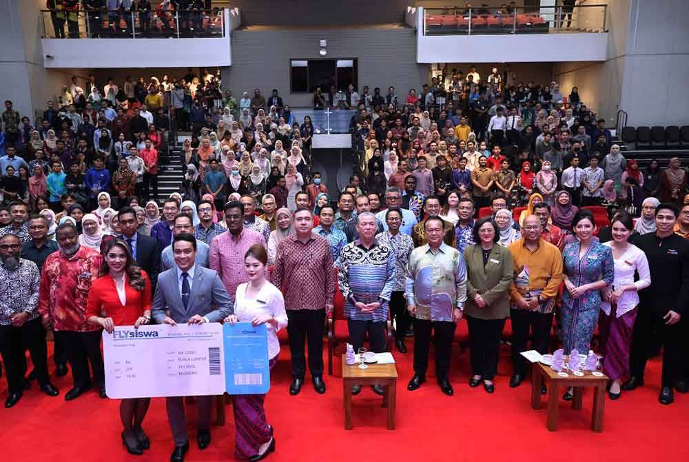 Fadillah (tengah), Anthony Loke dan Nanta Linggi bergambar pada Majlis Peluncuran FLYsiswa di Universiti Malaya (UM) hari ini. - Foto: Bernama