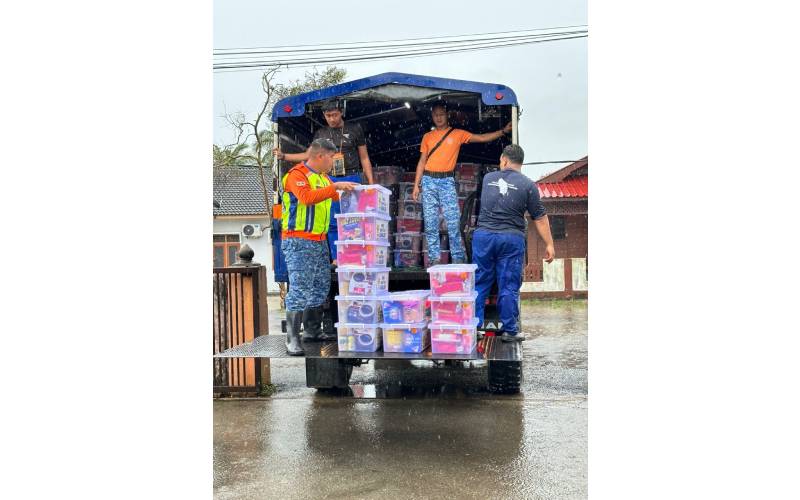 APM telah membantu McDonald’s Malaysia untuk membawa sumbangan dan pek makanan kepada mangsa banjir di Terengganu.