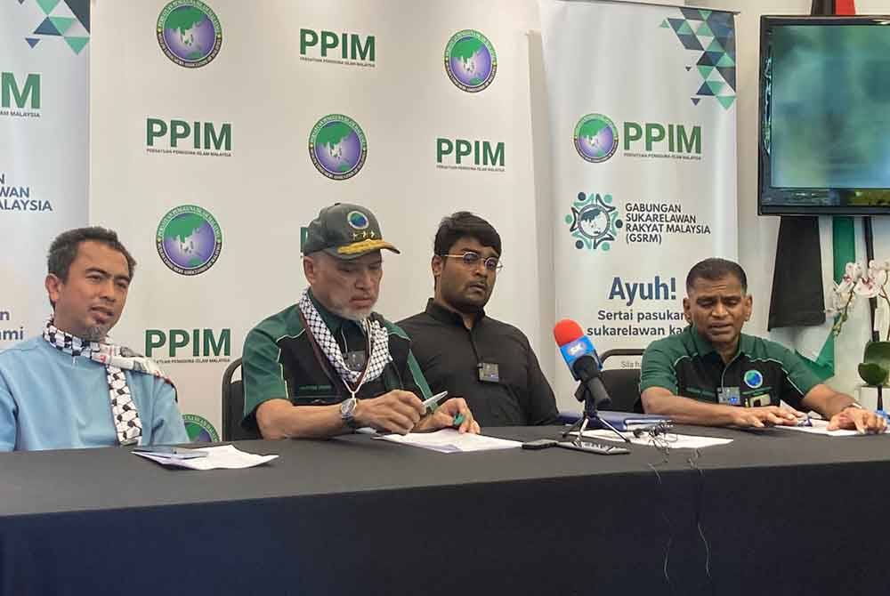 Dari kiri: Mohd Fakrunizam, Nadzim, Shahrin Satheer dan Adrian Fernandez semasa sidang media PPIM di Kondominium Vila Puteri, di sini pada Jumaat.