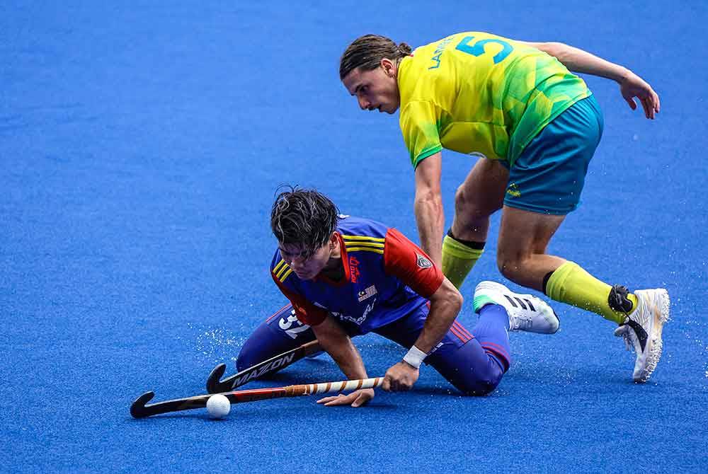 Pemain Malaysia, Jeffrynus Andywalfian (kiri) ketika bersaing dengan pemain Australia dalam aksi terakhir Kumpulan A Piala Dunia Hoki Remaja Lelaki 2023 di Stadium Hoki Nasional sebentar tadi. - Foto Bernama.