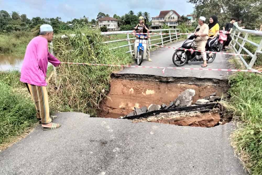 Abdul Rahman menunjukkan runtuhan tebing jambatan