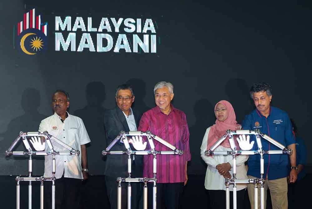 Ahmad Zahid Hamidi (tengah) bersama Menteri Sumber Manusia V Sivakumar (kiri) melakukan gimik pelancaran mynext TVET dan pertukaran Dokumen MoC Transformasi TVET antara kerajaan dengan syarikat GLC dan syarikat swasta sempena Program Setahun Bersama Kerajaan Madani di pekarangan Stadium Nasional Bukit Jalil, hari ini. - Foto: Bernama