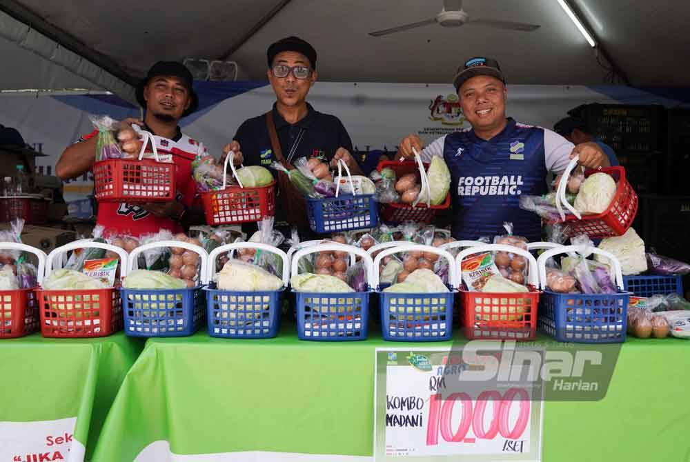 Muhamaf Azreen (kiri) bersama kakitangannya menunjukkan bakul Kombo Madani yang setiap satu dijual pada harga RM10. - Foto Sinar Harian/Rosli Talib