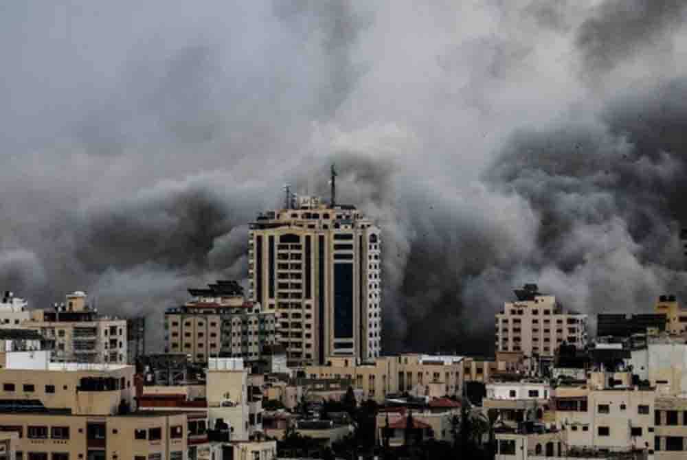 Asap berkepul-kepul berikutan serangan udara Israel ke atas Gaza City pada 09 Oktober 2023. - Foto: EPA