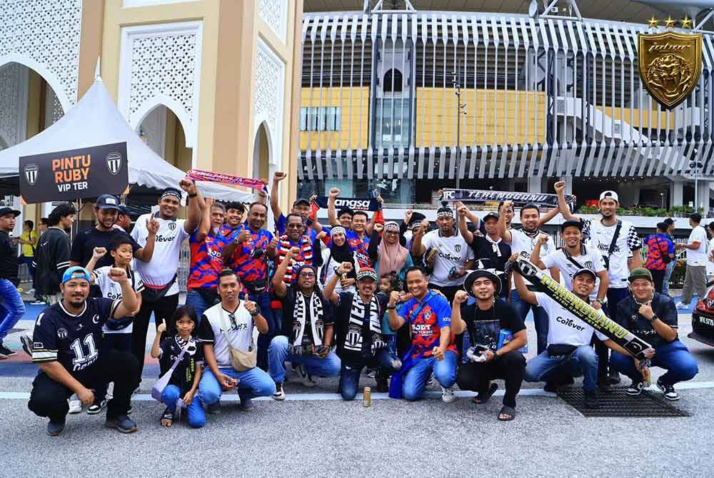 Kedua-dua penyokong pasukan JDT dan Terengganu FC merakam kenangan sebelum perlawanan akhir Piala Malaysia di Stadium Nasional Bukit Jalil malam ini. - Foto: FB Johor Southern Tigers