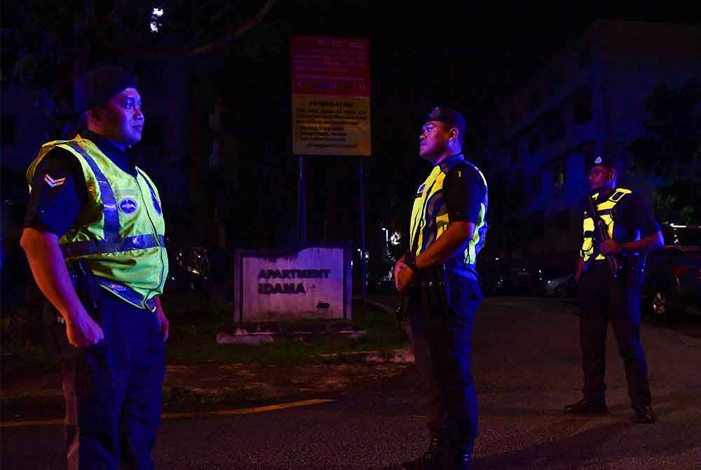 Anggota polis mengawal sekitar kawasan Apartment Idaman malam tadi. - Foto Bernama