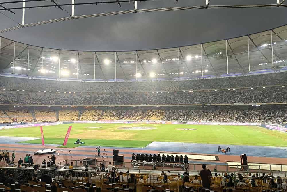 Tempat duduk penyokong Terengganu FC (kanan) sudah penuh dengan lautan hitam putih.