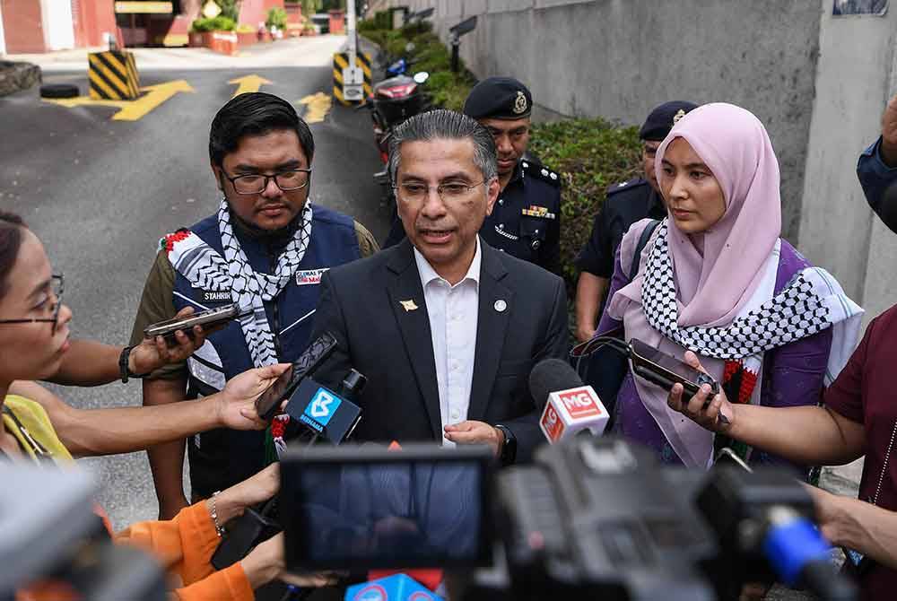 Pengerusi Kaukus Palestin Parlimen Malaysia Syed Ibrahim Syed Noh (tengah) bercakap pada sidang media selepas menyerahkan nota bantahan dan tuntutan mengenai kekejaman yang sedang berlaku di Gaza kepada Kedutaan Amerika Syarikat di Kuala Lumpur pada Jumaat. - Foto Bernama.