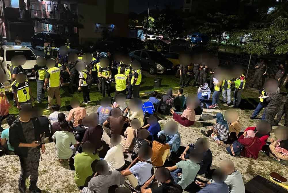 Pihak Imigresen Johor melakukan pemeriksaan terhadap warga asing yang ditahan dalam Ops Sapu berkenaan. - Foto: Jabatan Imigresen Negeri Johor