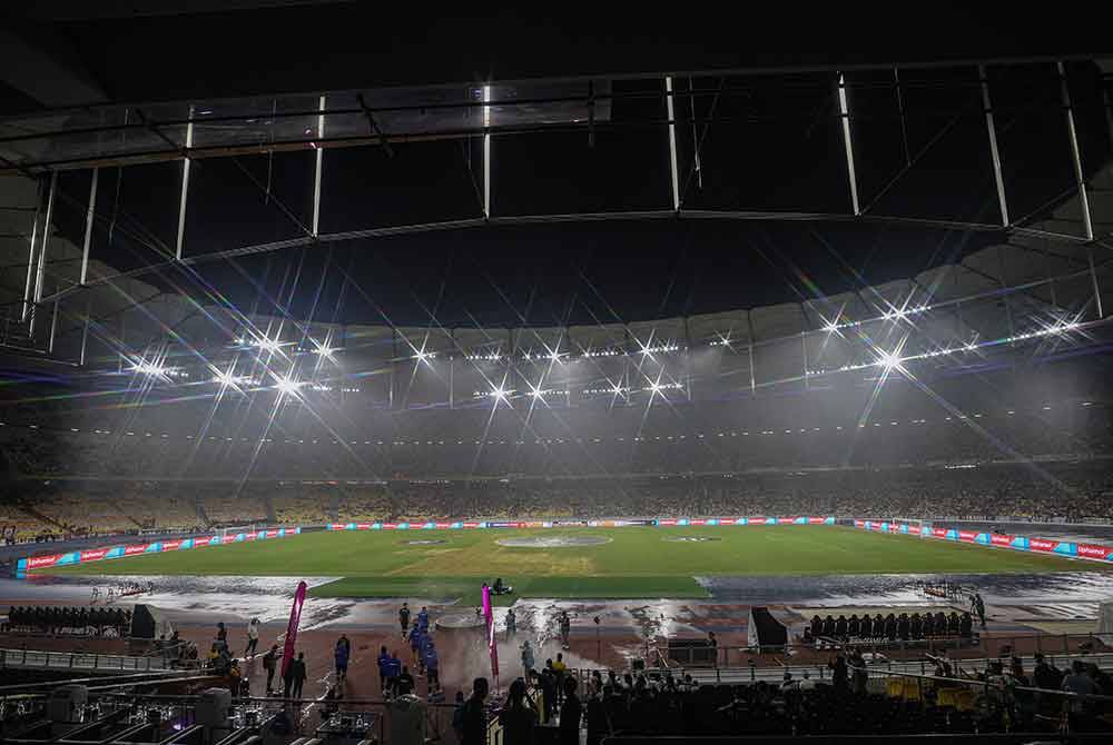 Keadaan padang ketika hujan lebat sebelum perlawanan akhir Piala Malaysia 2023 di antara pasukan Johor Darul Ta&#039;zim (JDT) dan Terengganu FC di Stadium Nasional Bukit Jalil malam ini. - Foto Bernama