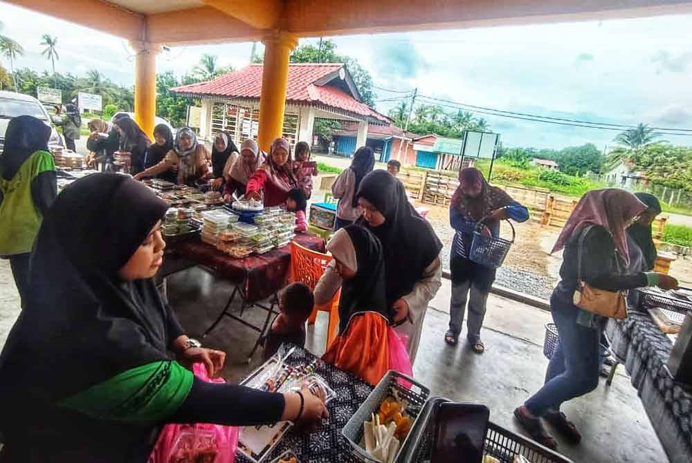 Suasana di gerai vendor makanan yang diusahakan Nurulazma Syafiqah di pintu gerbang Homestay Kampung Lonek, Jempol.