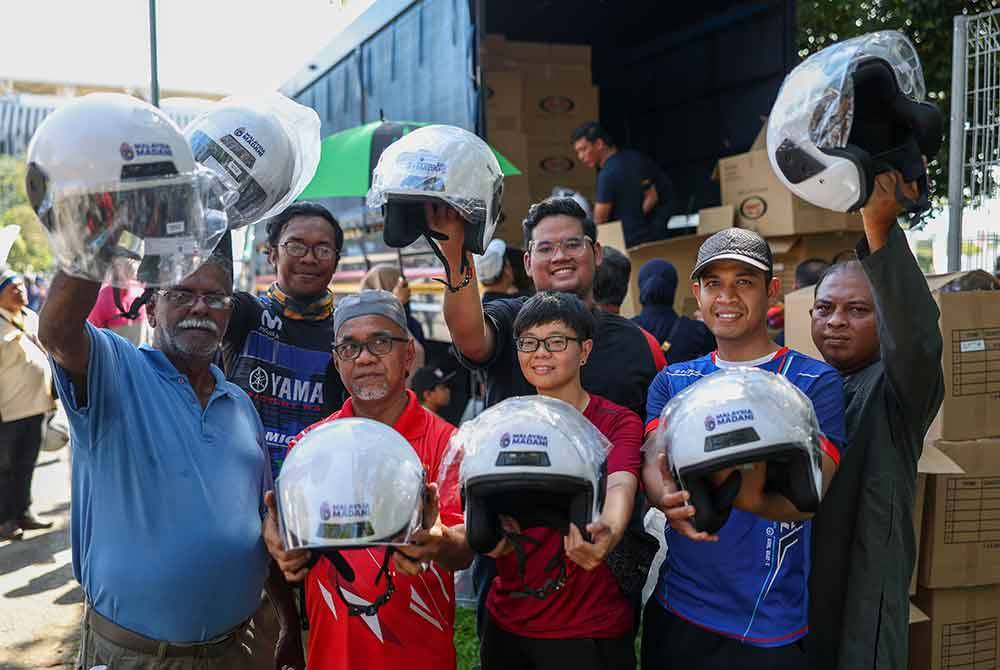 Orang ramai berpeluang untuk menukar topi keledar lama kepada topi keledar baharu secara percuma yang disediakan oleh JPJ sempena Program Setahun Bersama Kerajaan Madani.