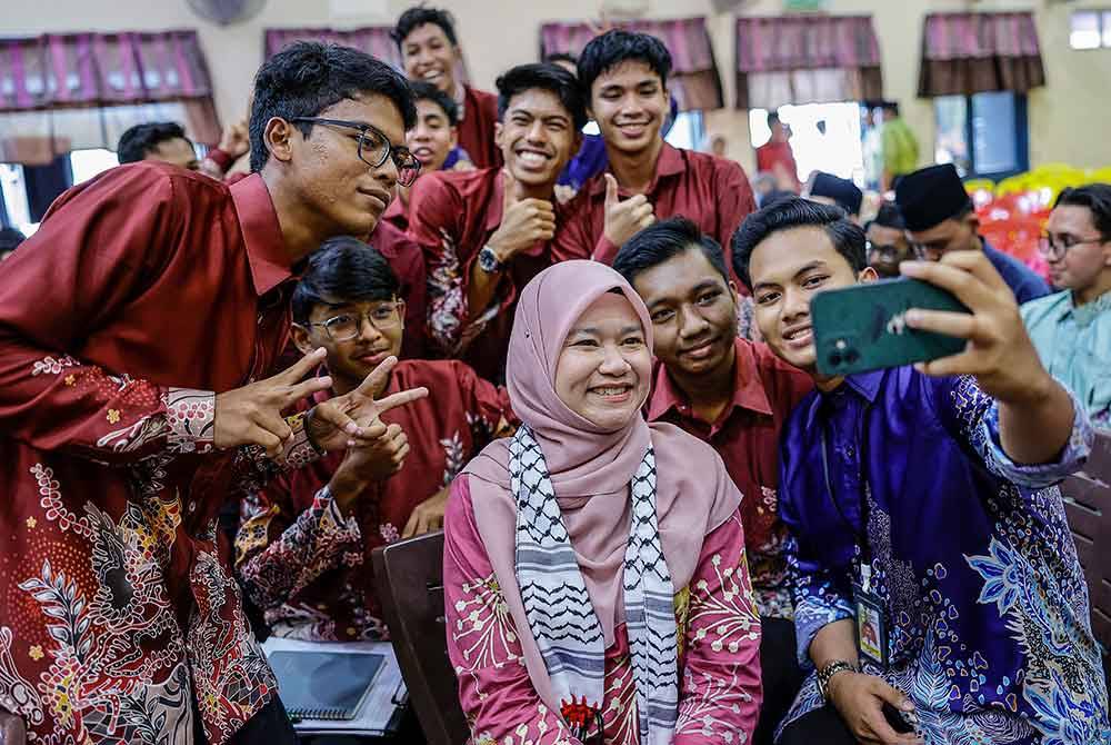 Menteri Pendidikan Fadhlina Sidek (tengah) bergambar bersama para pelajar pada Program Bual Bicara Menteri Pendidikan Bersama Pelajar Tingkatan 6 di Sekolah Menengah Kebangsaan (SMK) Chukai. - Foto Bernama.