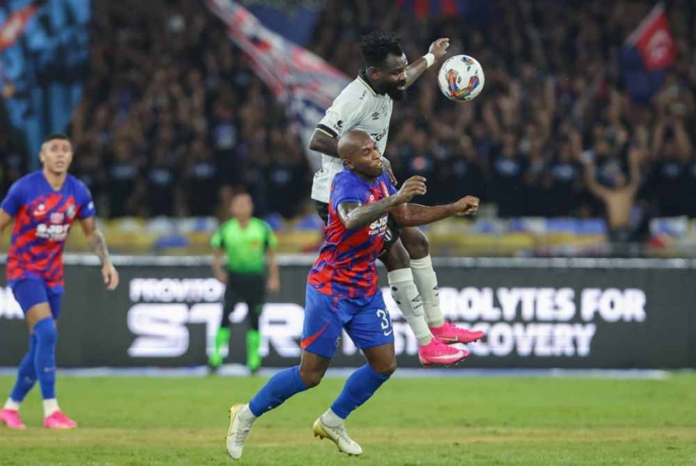 Aksi pemain JDT, Heberty Fernandes diasak pemain TFC, Habib Haroon pada perlawanan akhir Piala Malaysia 2023 di antara JDT dan TFC di Stadium Nasional Bukit Jalil. - Foto Bernama