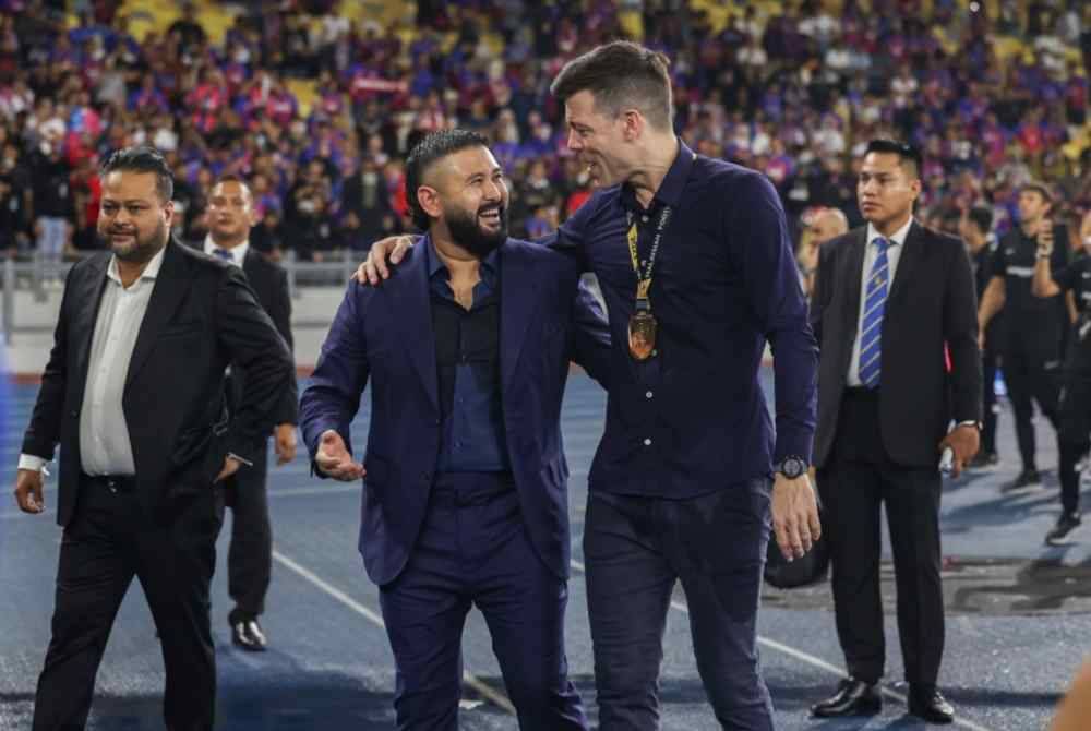 
Tunku Ismail selaku Pemilik Kelab Bola Sepak JDT bersama Solari meraikan kejayaan selepas berjaya menewaskan pasukan Terengganu FC dengan keputusan 3-1 pada perlawanan akhir Piala Malaysia 2023 di Stadium Nasional Bukit Jalil. - Foto Bernama