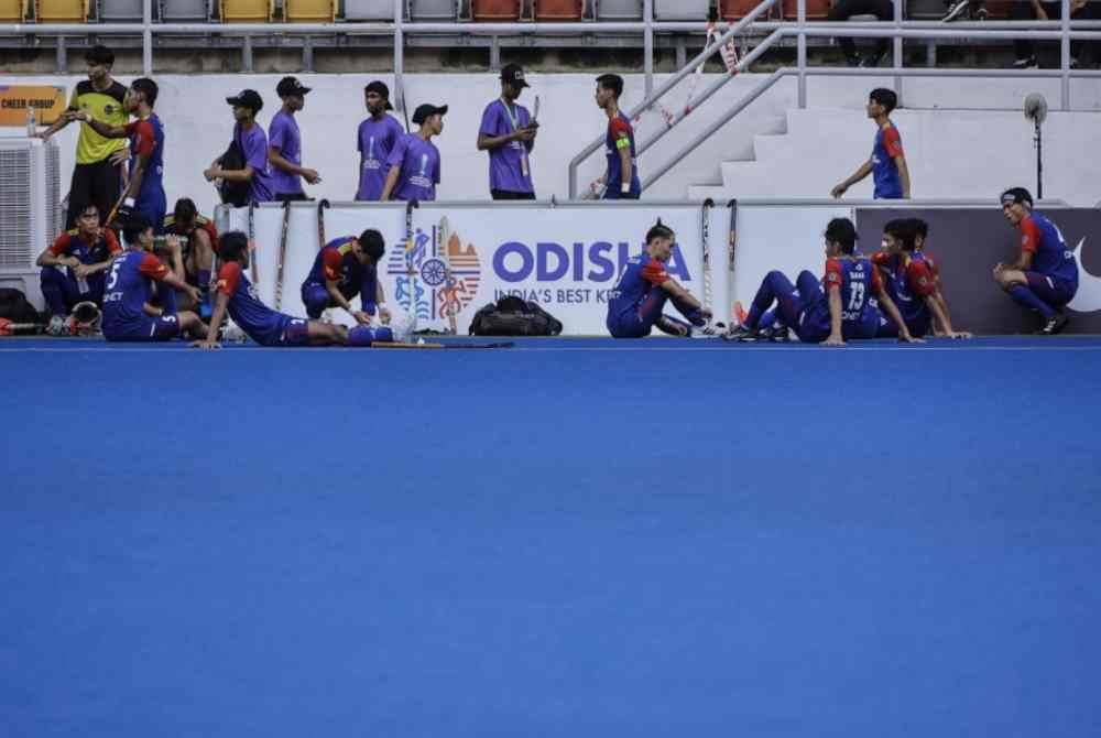 Barisan pemain Malaysia kelihatan sugul setelah tewas kepada Australia dalam aksi terakhir Kumpulan A Piala Dunia Hoki Remaja Lelaki 2023 di Stadium Hoki Nasional pada Jumaat.