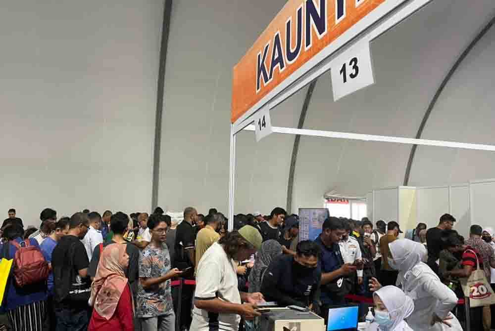 Orang ramai membuat bayaran di kaunter pembayaran saman PDRM.