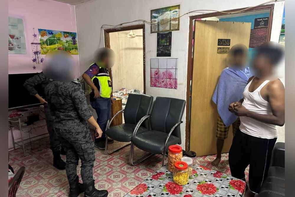 Pihak imigresen melakukan pemeriksaan di sebuah rumah flat di Pasir Gudang pada Jumaat selepas didapati melakukan aktiviti penipuan permit kerja.