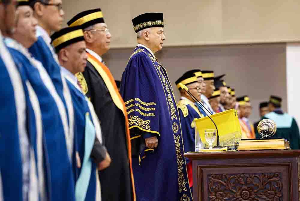 Sultan Nazrin berkenan berangkat tiba ke Istiadat Konvokesyen USAS ke-16 di Dewan Jubli Perak pada Sabtu. - Foto Bernama