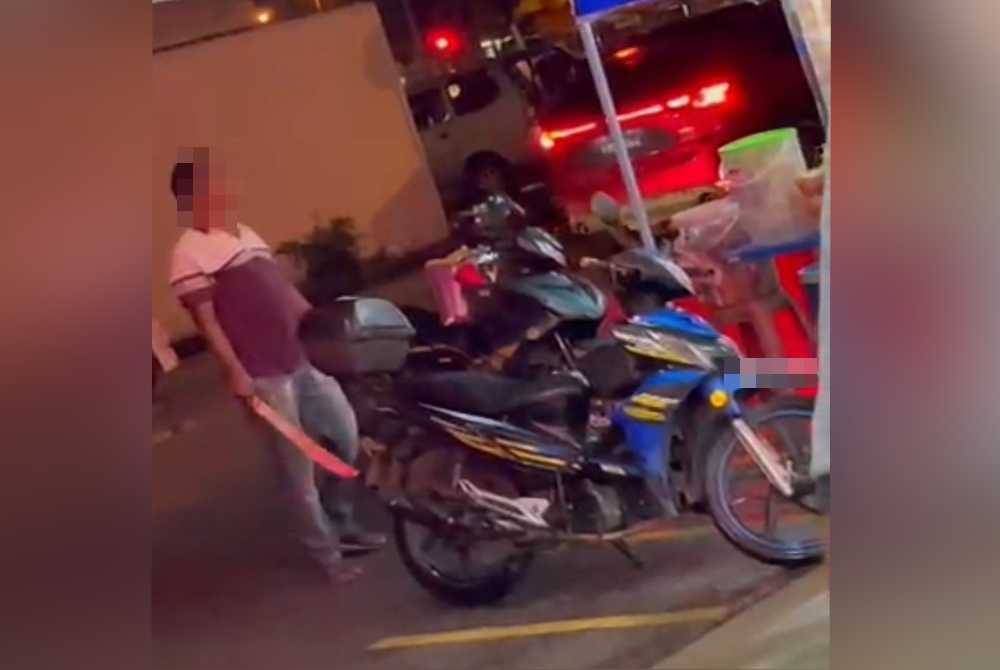 Seorang lelaki ditahan polis selepas mengacu parang dalam keadaan mabuk di sebuah gerai burger di Bestari Jaya pada Rabu lalu.