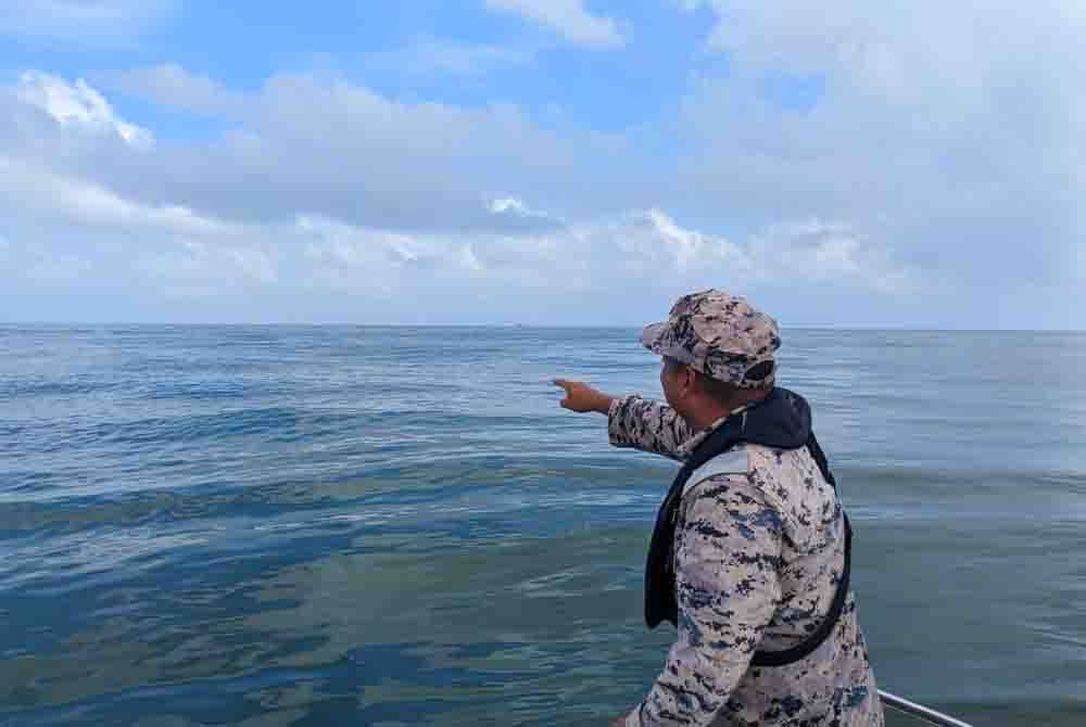 Seorang nelayan warga Thailand dikhuatiri hilang dipercayai terjatuh dari bot semasa sedang menangkap ikan berhampiran Pulau Perhentian, Terengganu pada Jumaat.