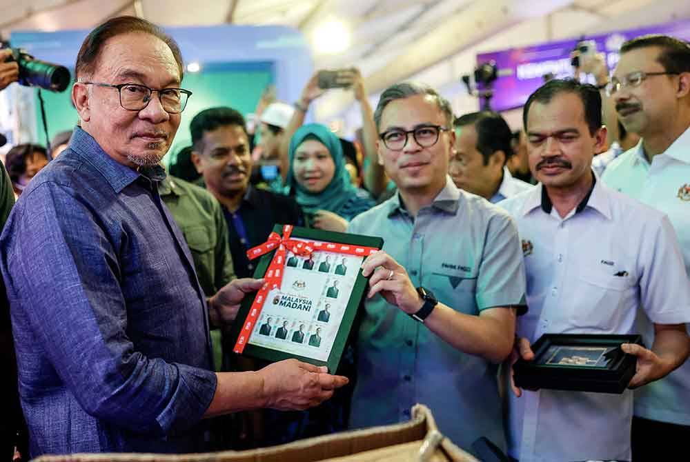 Anwar melawat tapak pameran sempena Program Setahun Bersama Kerajaan Madani di pekarangan Stadium Nasional Bukit Jalil hari ini. - Foto Bernama