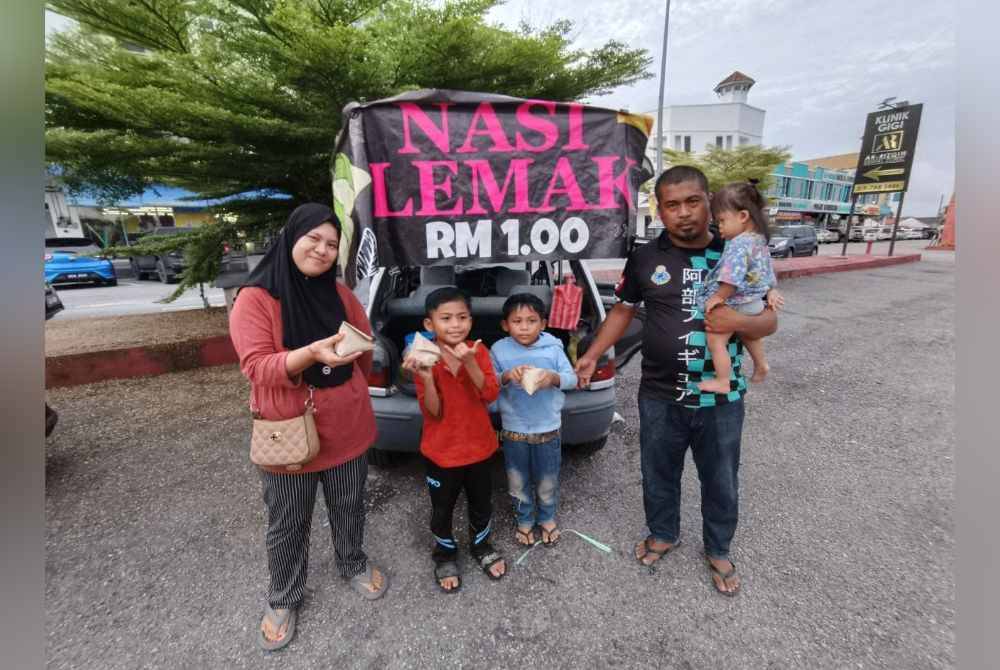 Puteri Siti Noraishah (kiri) dan suami, Che Amirul sanggup berpanas dan berhujan menjual nasi lemak berharga RM1 sebungkus demi biayai belanja perubatan anak perempuan mereka yang menghidap sindrom Down dan paru-paru kronik.