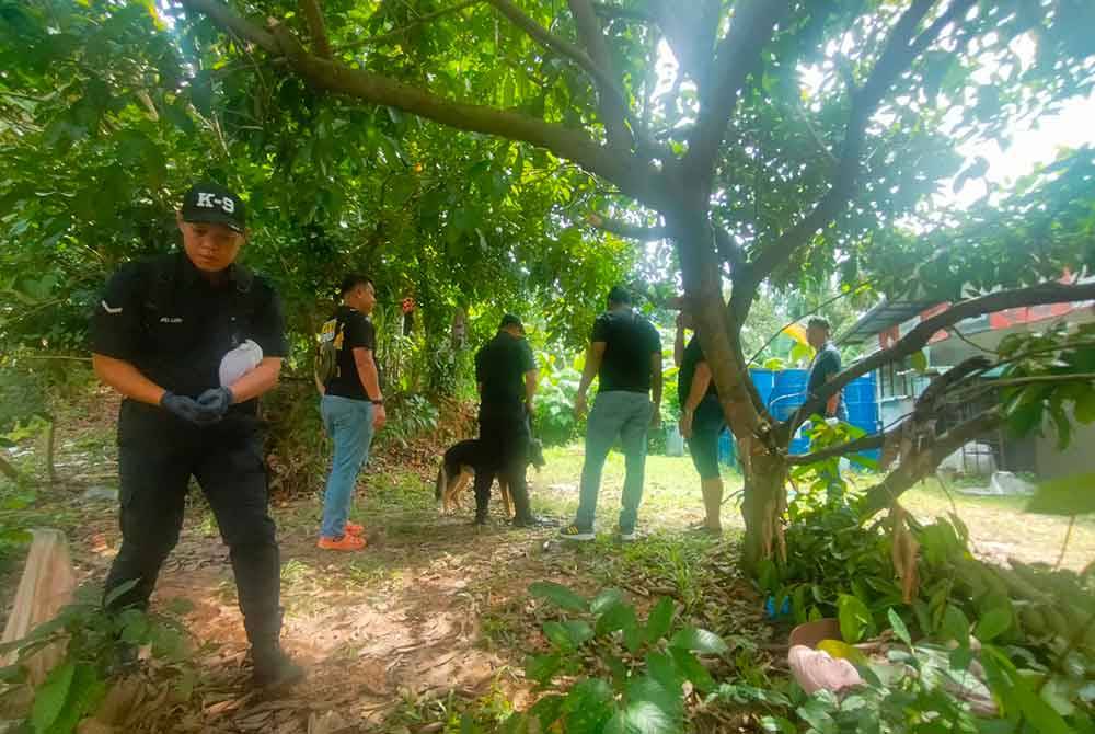 Anjing pengesan bernama Ruby tiba kira-kira jam 1.50 tengah hari pada Sabtu.