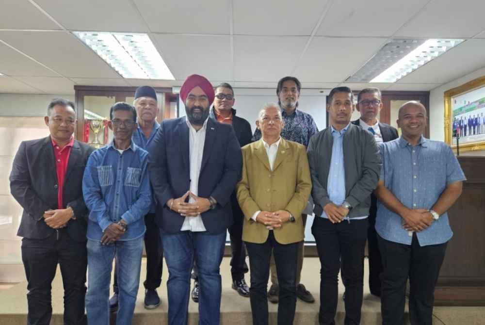 Mazlan (depan, tiga dari kanan) dan Amarjit (depan, tiga dari kiri) bergambar bersama-sama Ahli Majlis PKBM di Melaka pagi tadi.