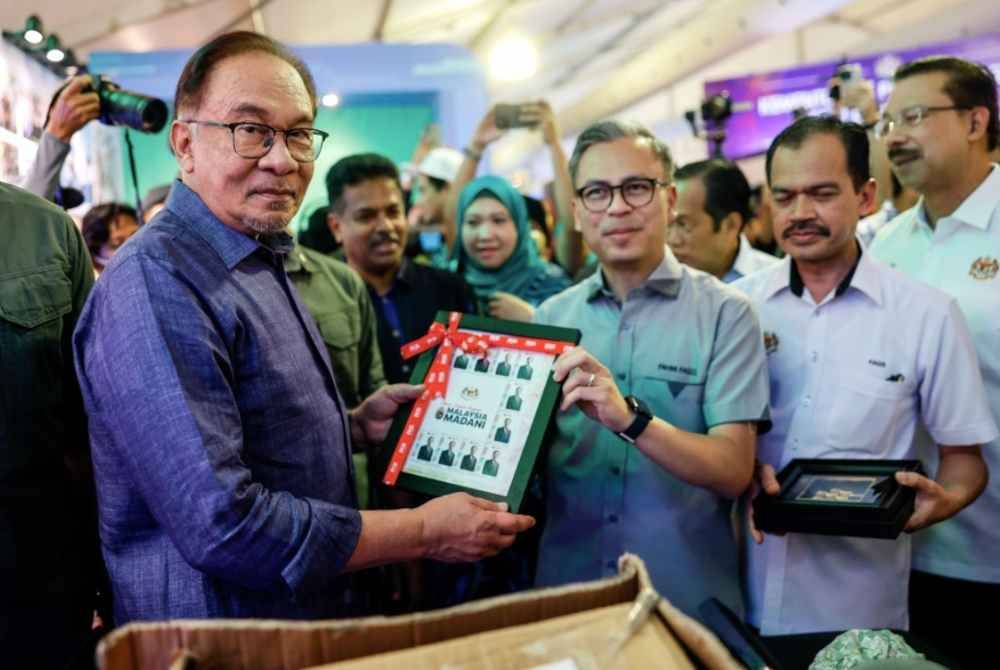 Anwar ketika melawat tapak pameran sempena Program Setahun Bersama Kerajaan Madani di pekarangan Stadium Nasional Bukit Jalil hari ini. Turut hadir Menteri Komunikasi dan Digital Fahmi Fadzil (tiga, kanan). - Foto Bernama