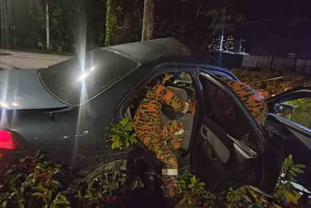 Mangsa tersepit di ruangan pemandu, disahkan meninggal dunia di tempat kejadian.