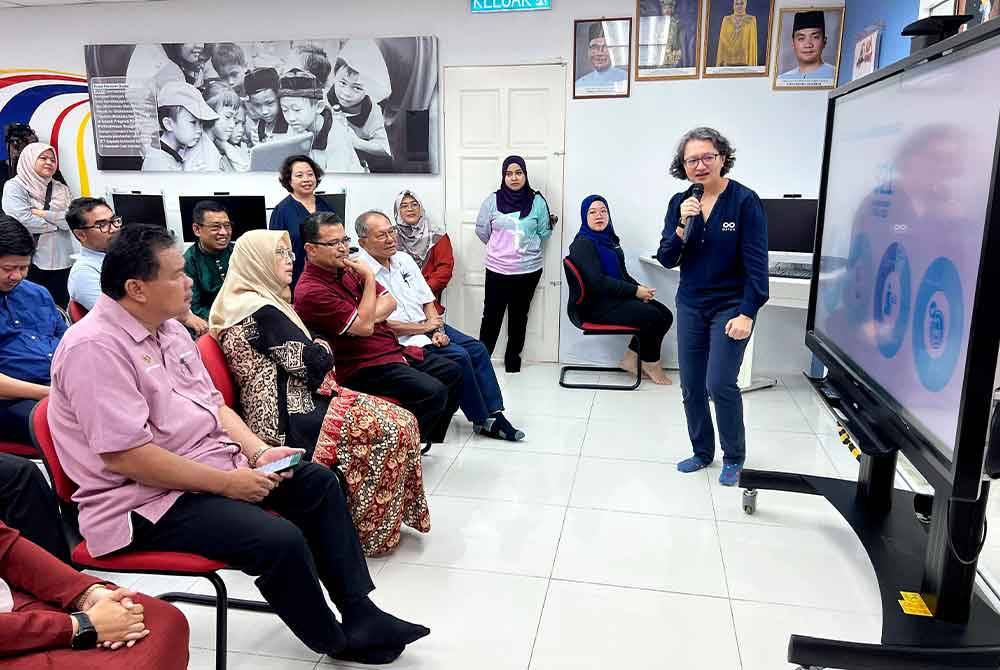 Dr Zaliha (depan; dua dari kiri) mendengar penerangan berkaitan Program Saringan Kesihatan yang dijalankan bertujuan memberikan pendedahan berkaitan penyakit tidak berjangkit (NCD) kepada penduduk setempat di Pusat Ekonomi Digital (PEDi) Felda Medoi, dekat sini, hari ini. - Foto Bernama