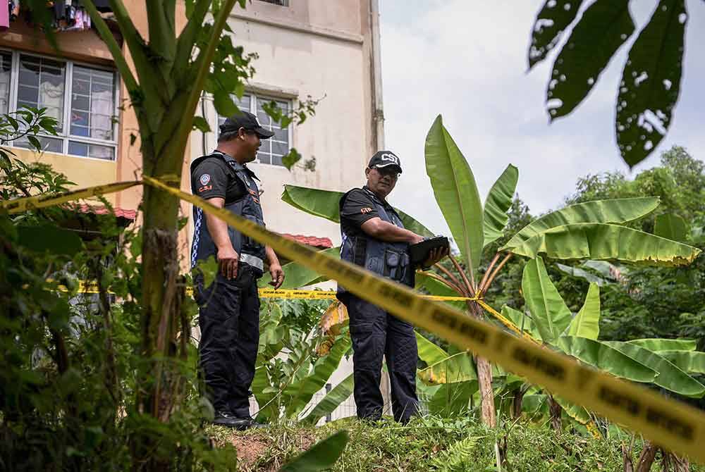 Anggota Unit Forensik PDRM tiba di lokasi penemuan mayat Zayn Rayyan yang berada sejauh 200 meter dari kediamannya di Apartmen Idaman, Damansara Damai, bagi meneruskan siasatan pada Sabtu. - Foto Bernama