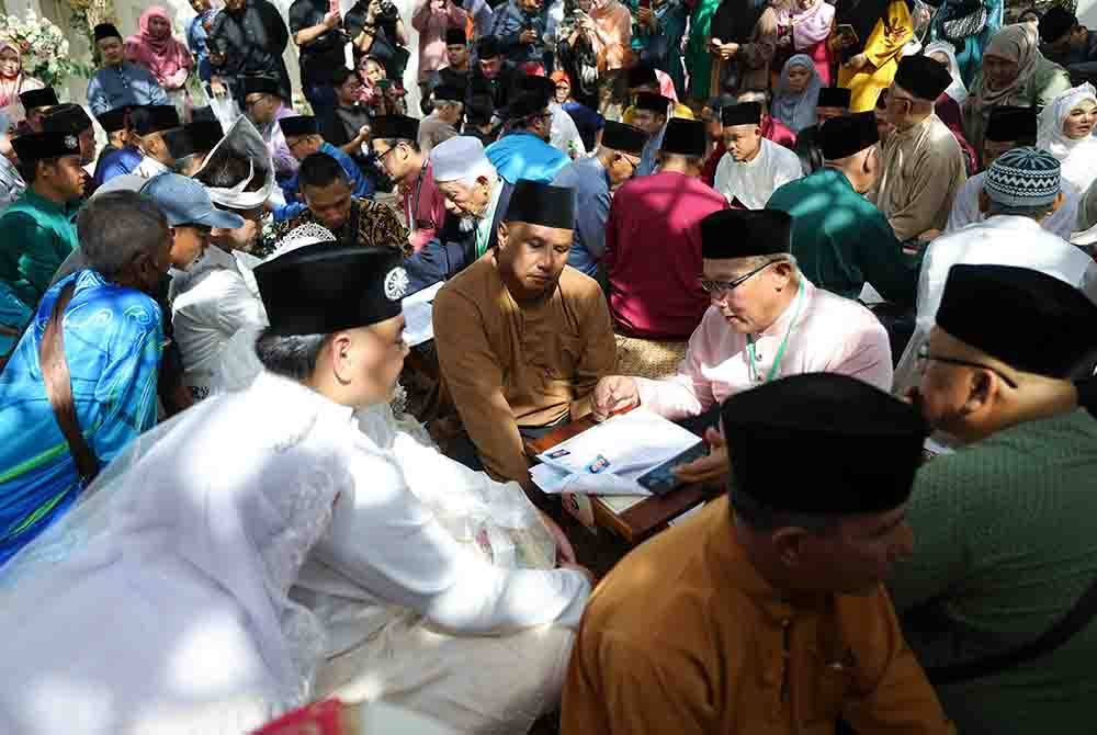 Sebahagian daripada 30 pasangan yang diijab kabulkan pada Majlis Akad Nikah Semarak Ummah 2023 di Masjid Darul Hana Petra Jaya hari ini. - Foto Bernama