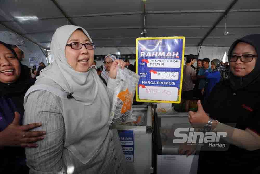 Fuziah (kiri) melancarkan harga promosi selepas merasmikan Karnival Rahmah Kasih Sayang Bangsa Johor 2023 di Stadium Bandaraya Pasir Gudang pada Sabtu.