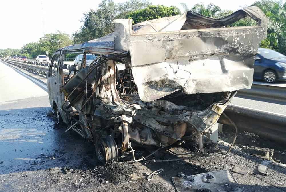 Sebuah van hangus terbakar selepas dilanggar sebuah lori di KM198.2 Lebuh Raya Utara-Selatan arah utara berhampiran Gunung Semanggol pada Sabtu. - Foto ihsan bomba