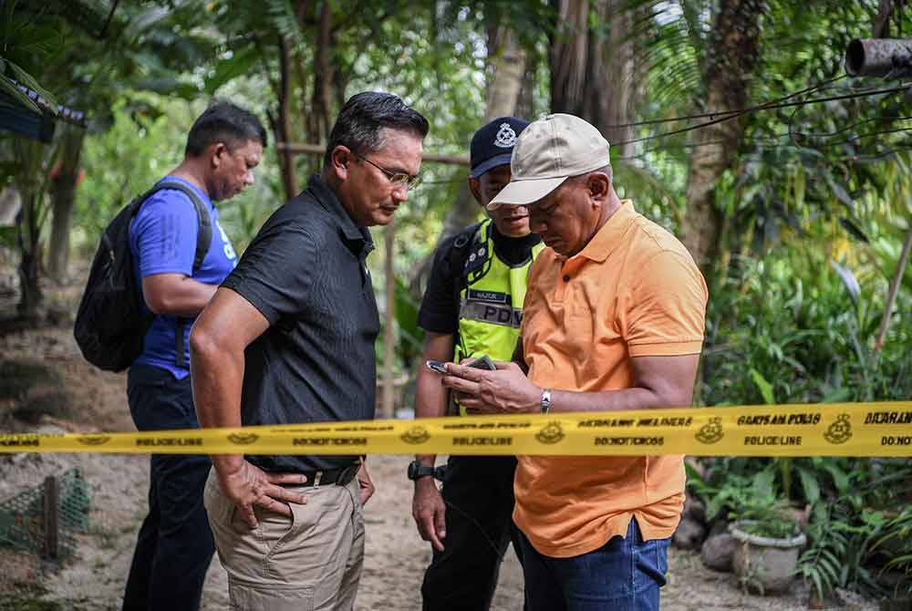 Mohamad Fakhrudin (dua, kiri) dan Baharudin (kanan) tiba bagi menjalankan siasatan di kawasan penemuan mayat Zayn Rayyan di Apartmen Idaman, Damansara Damai pada Sabtu. - Foto Bernama